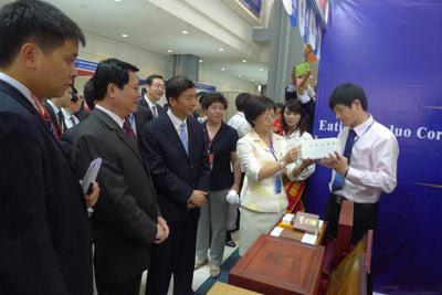 越南商品博览会--省委书记骆惠宁（左3）陪同越南副总理参观5369展区